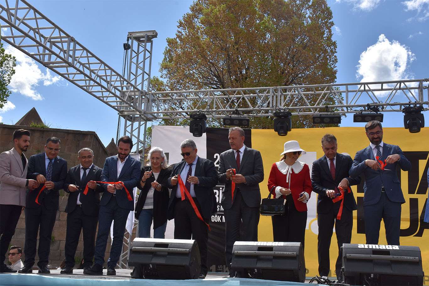 Bitlis’te ilk kez açılan kitap fuarına yoğun katılım